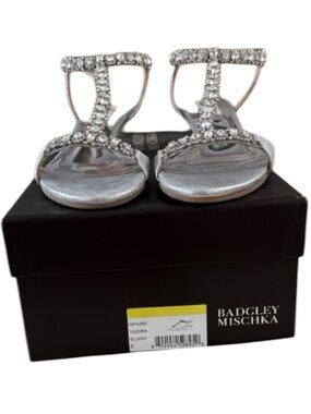 Women’s BADGLEY MISCHKA Silver T-Strap Yadira Wedge Leather Sandals, SZ. 6.